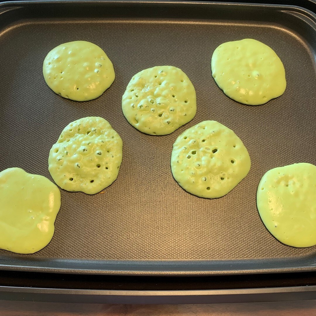 生地に抹茶ラテの粉を加え混ぜ、また焼いていきます