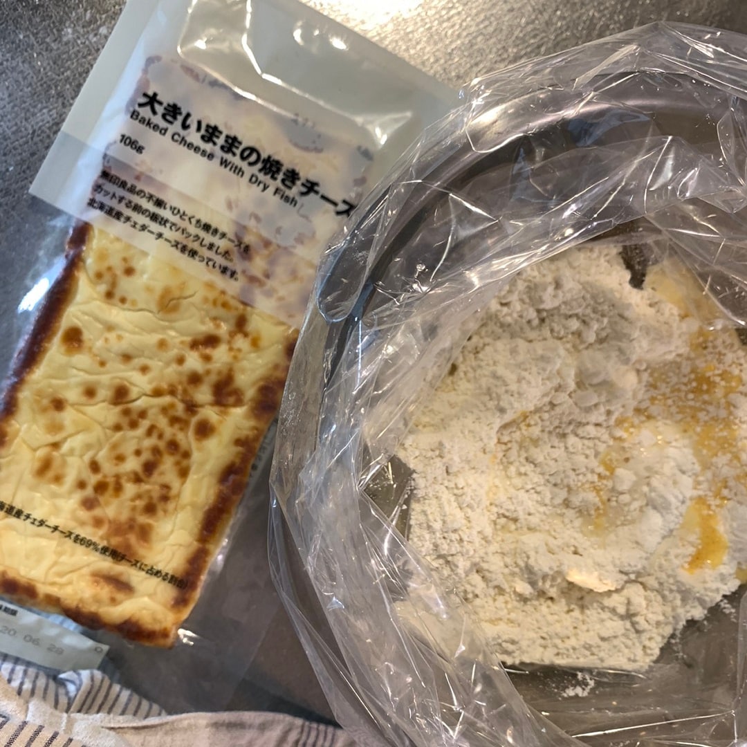 ビニール袋にチーズ以外の材料を入れます。