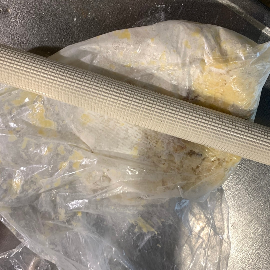 ビニール袋の上から麺棒で薄く伸ばします