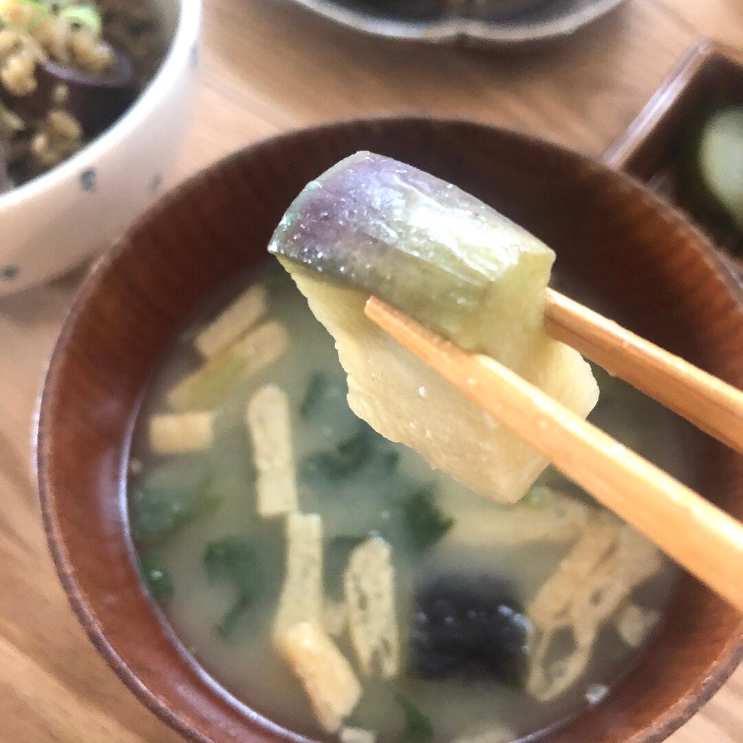 食べるスープ　揚げ茄子とほうれん草の味噌汁