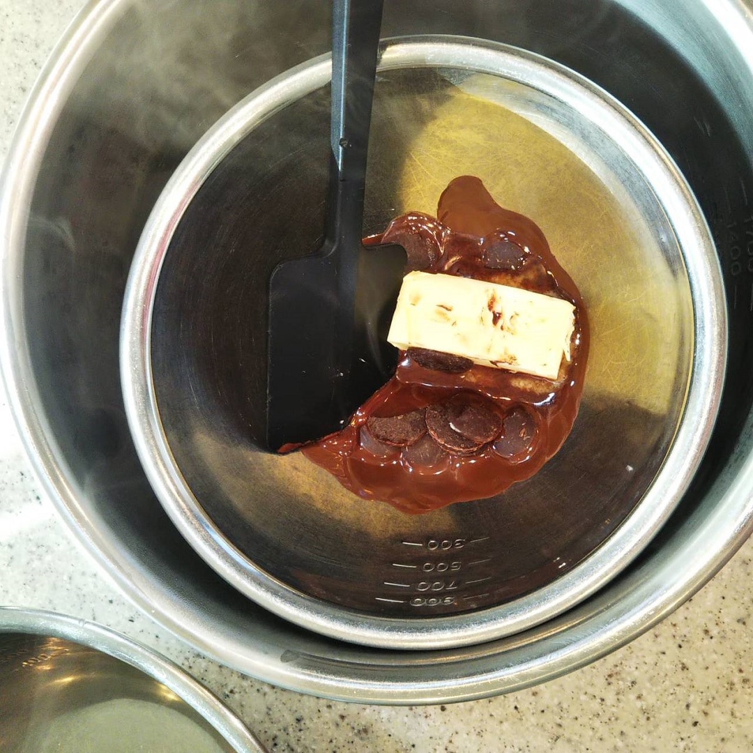 バター、チョコレートを約80℃の湯煎にかけて溶かします。