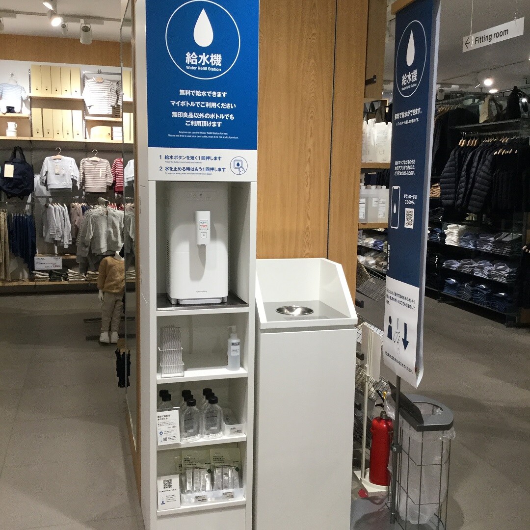 子供服売場の近くに給水機を設置しています。