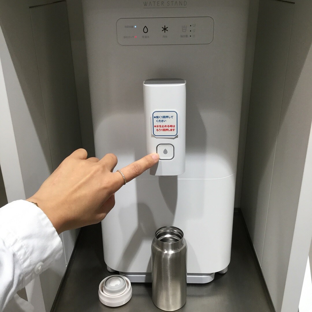 最後にボトルを給水口下にセットし、給水ボタンを押せばお水が出てきます