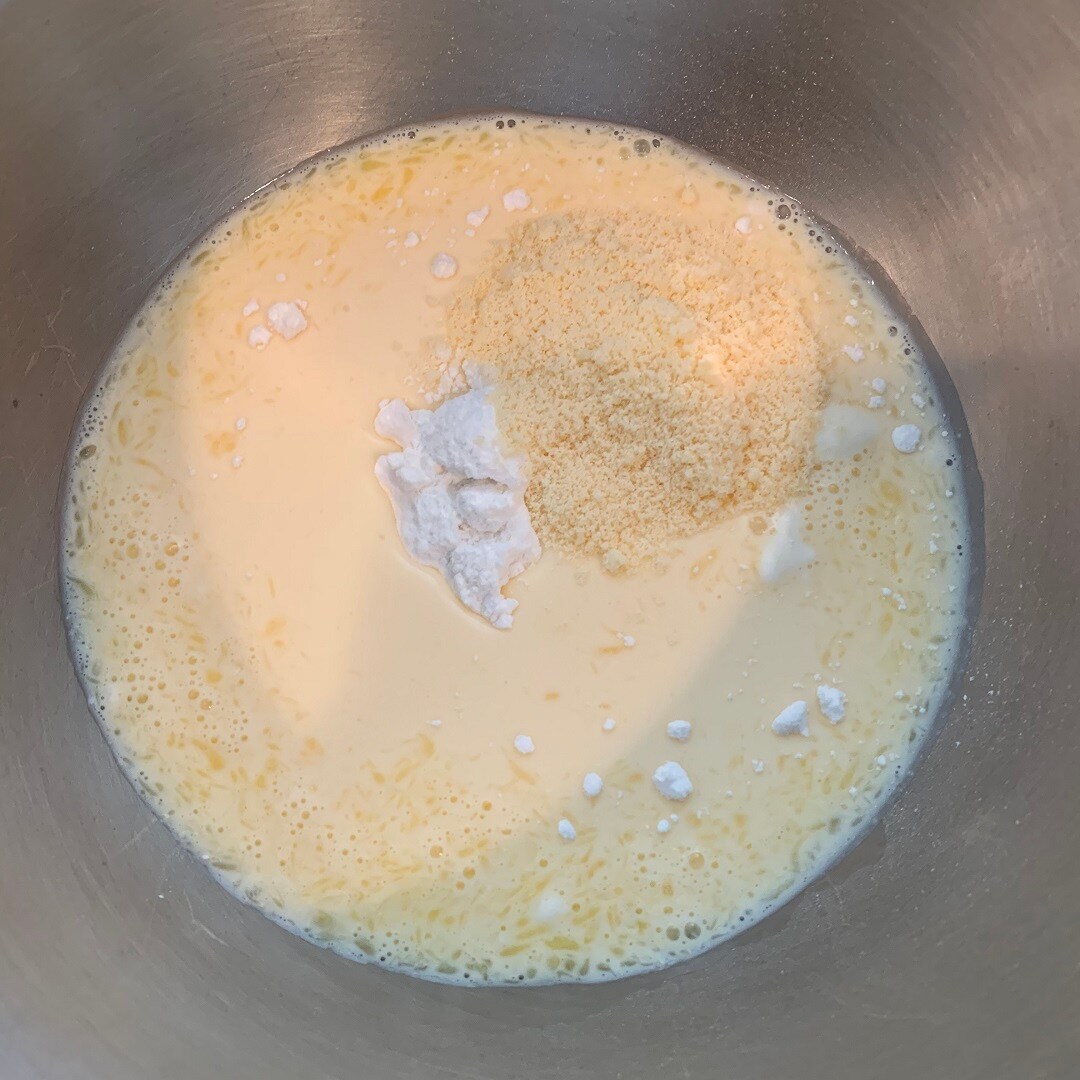 生地の材料を全て混ぜ合わせます。