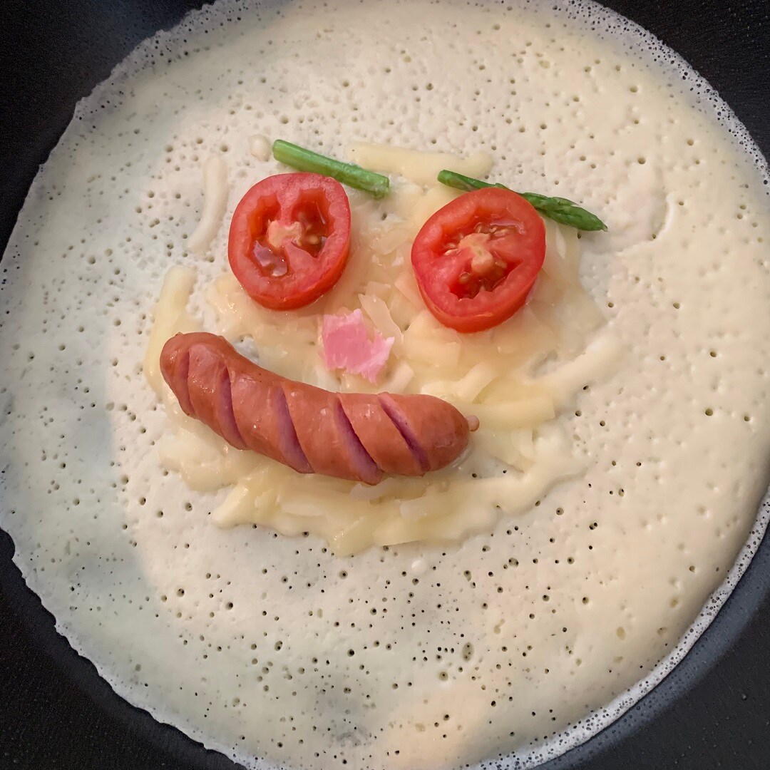 生地の中央に好みのトッピングの具材を乗せます