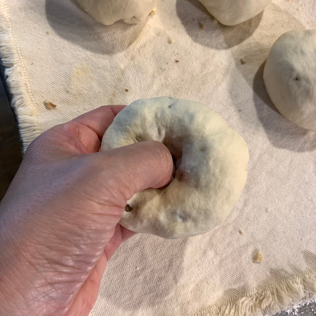 成形１：指で穴を開け、くるくる回し広げます。