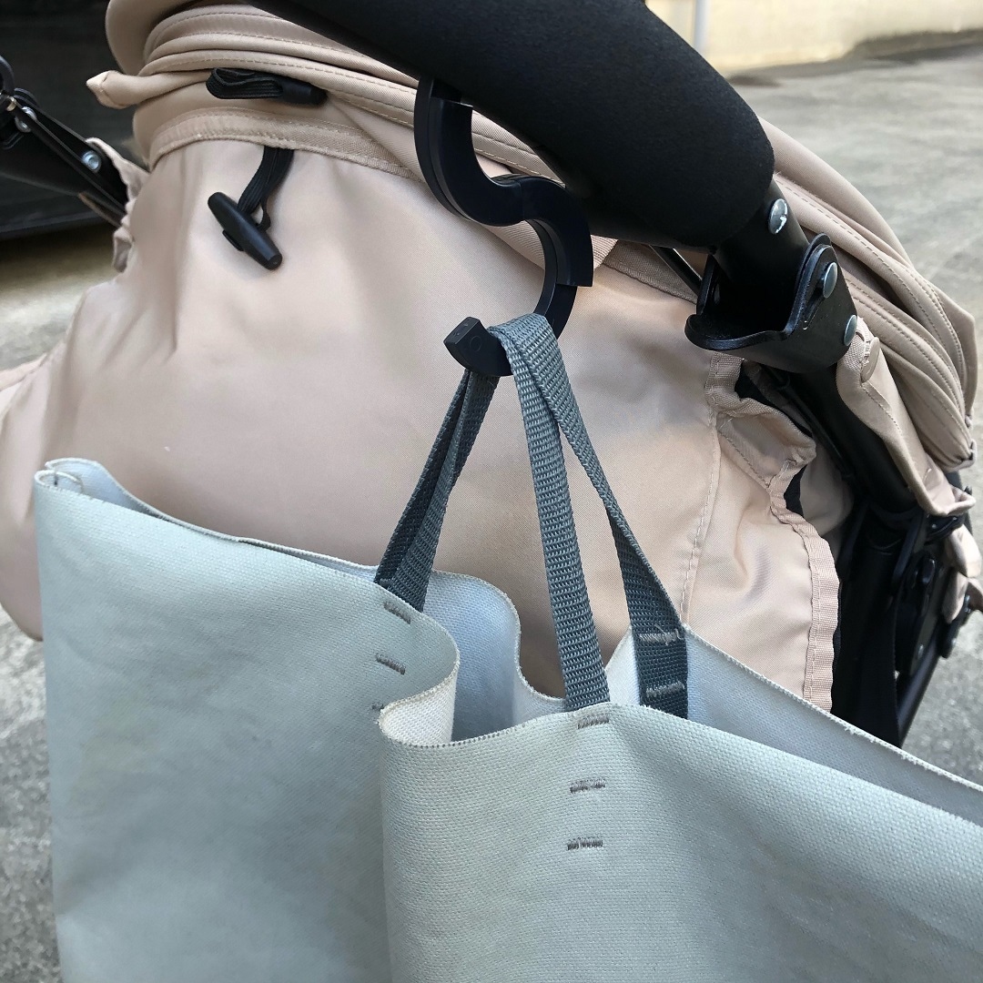 ベビーカーに荷物を引っ掛けたり