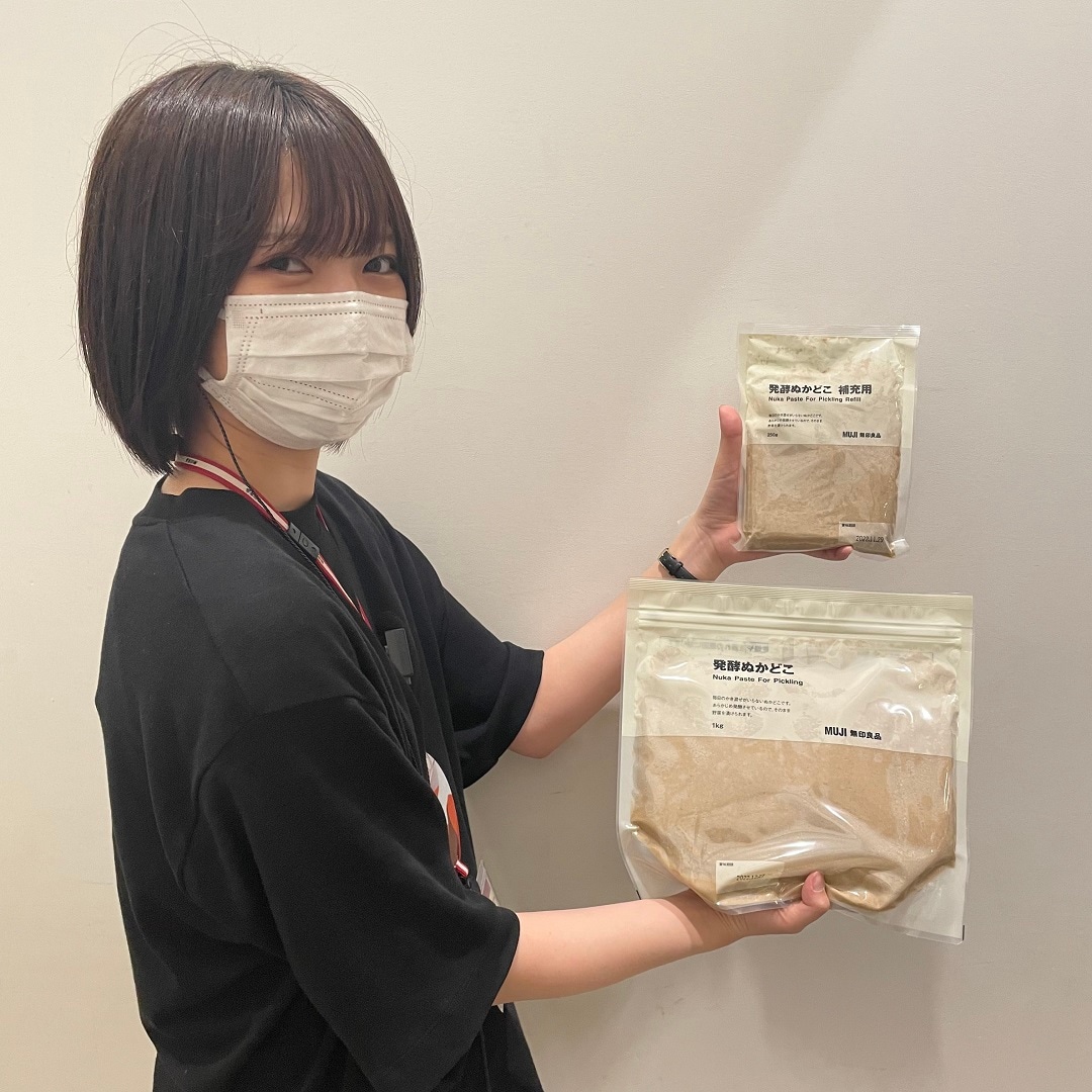 スタッフがぬかどこ持っている