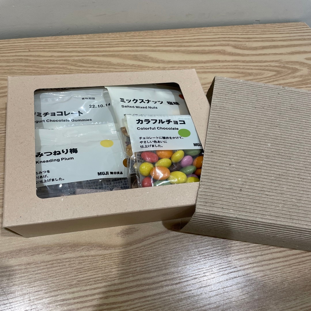 箱に入ったお菓子の写真