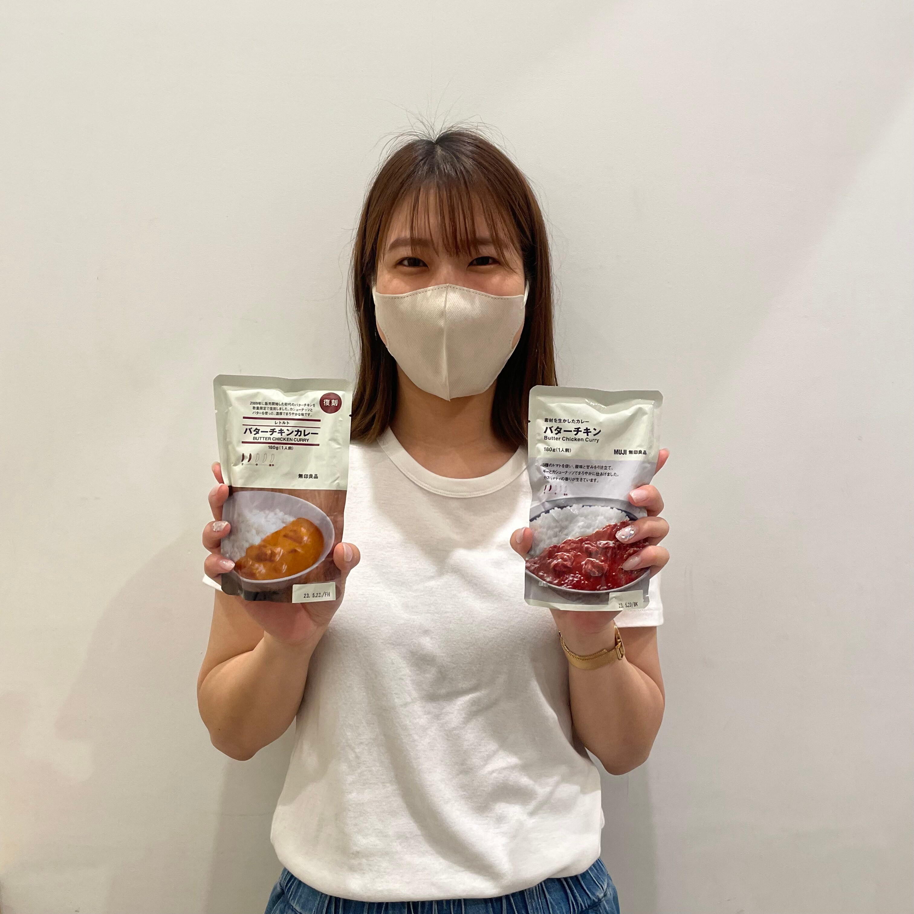 スタッフがカレーを持っている写真