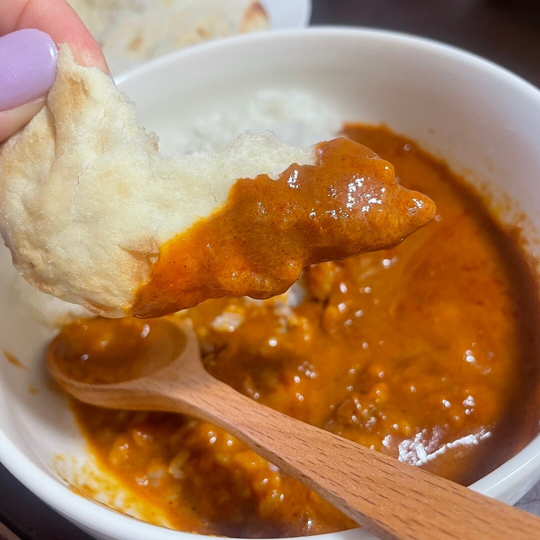カレーにナンを付けている写真