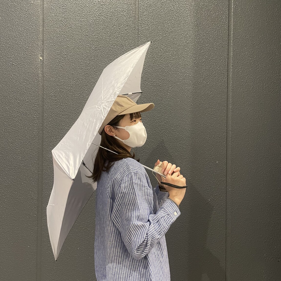 傘を持ってるスタッフの写真
