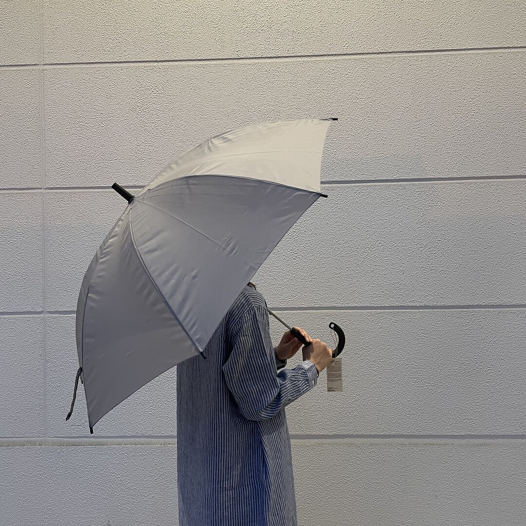 傘を持ったスタッフの写真