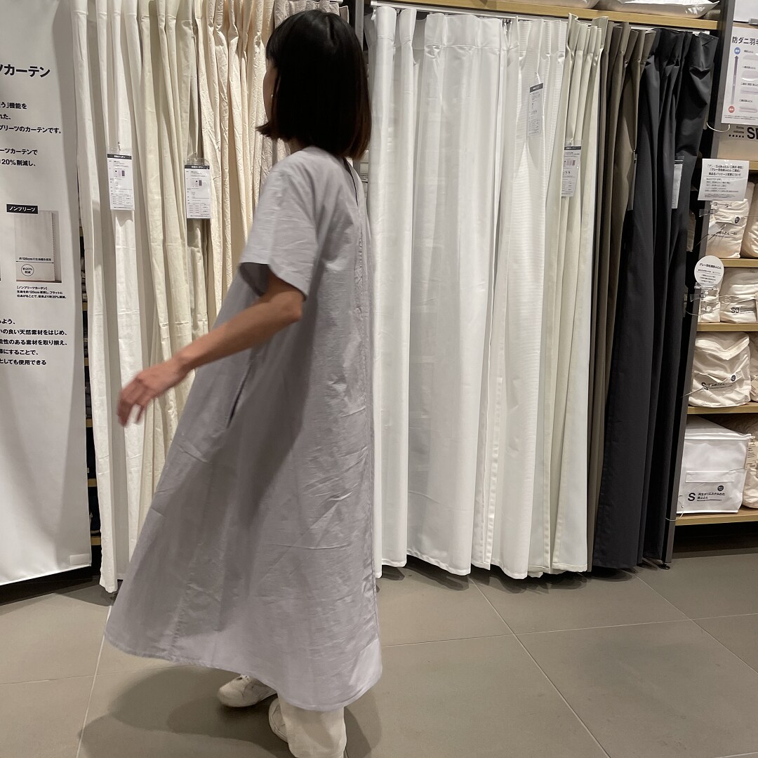 ワンピースを着たスタッフの写真