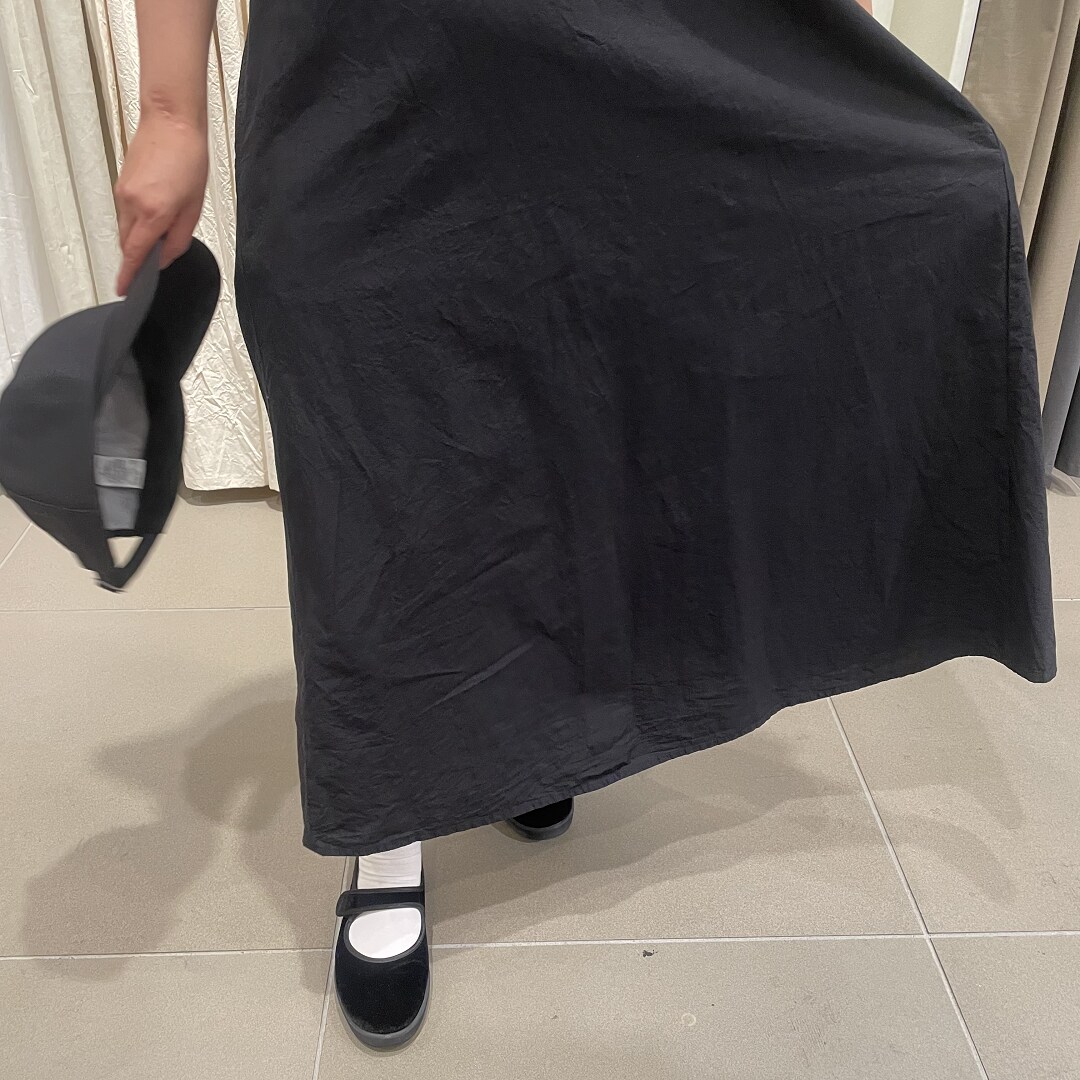 ワンピースの足元の写真