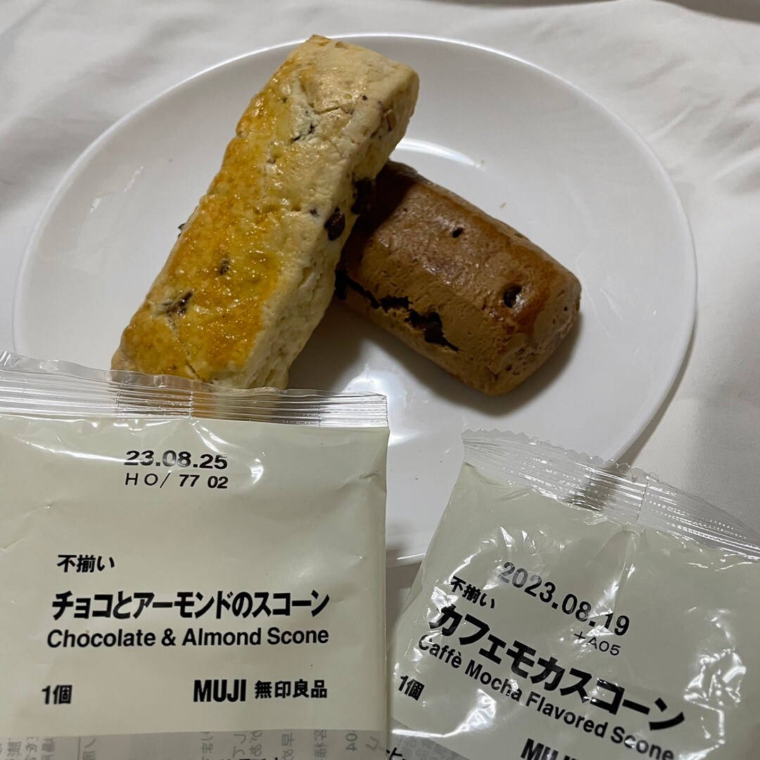 カフェモカスコーンとチョコとアーモンドのスコーンの写真