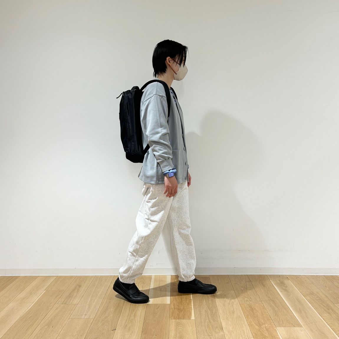 【札幌パルコ】カーディガン着用の横向きの写真