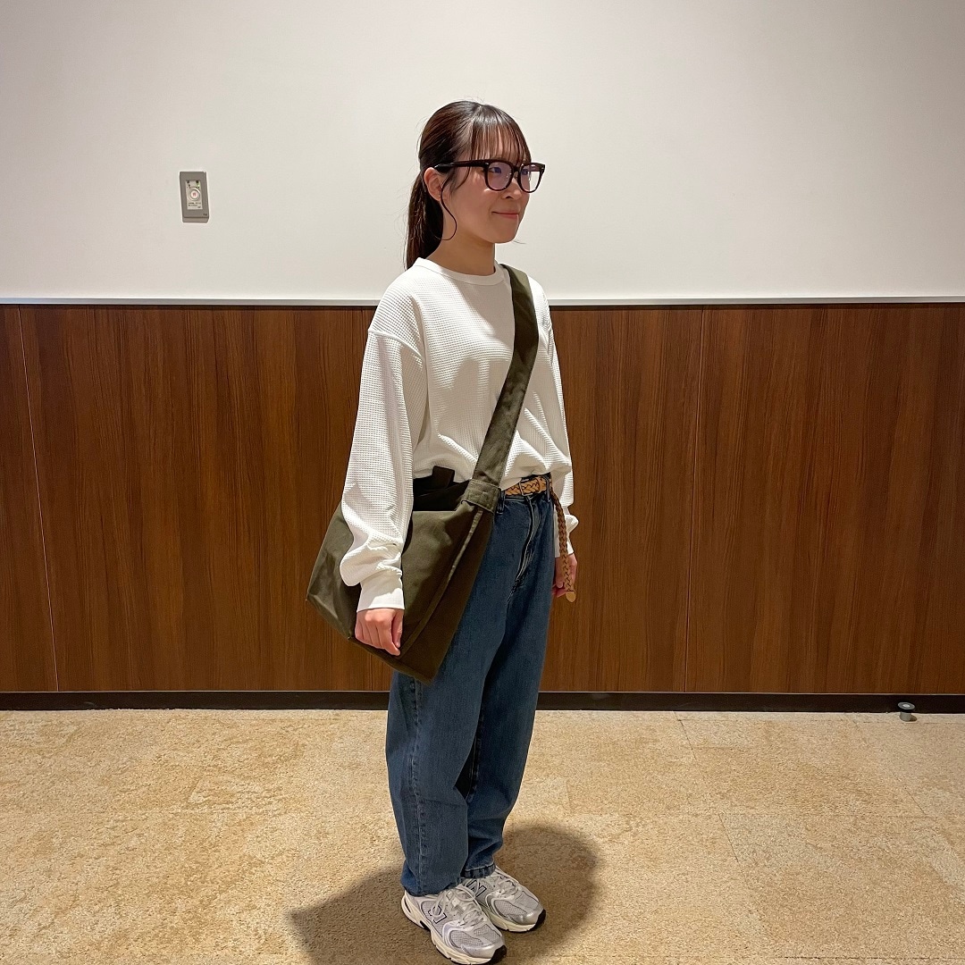 横から