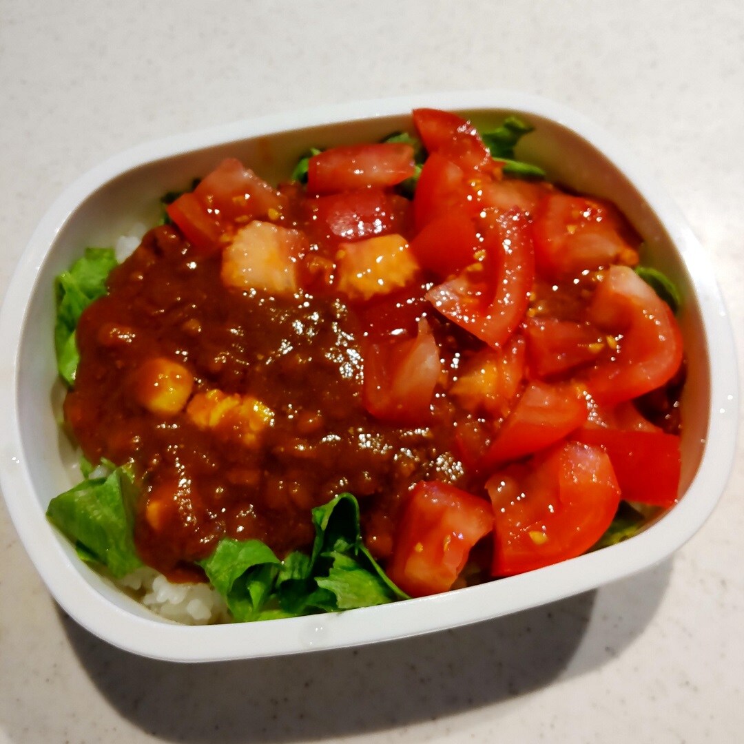タコソースとトマトをのせて