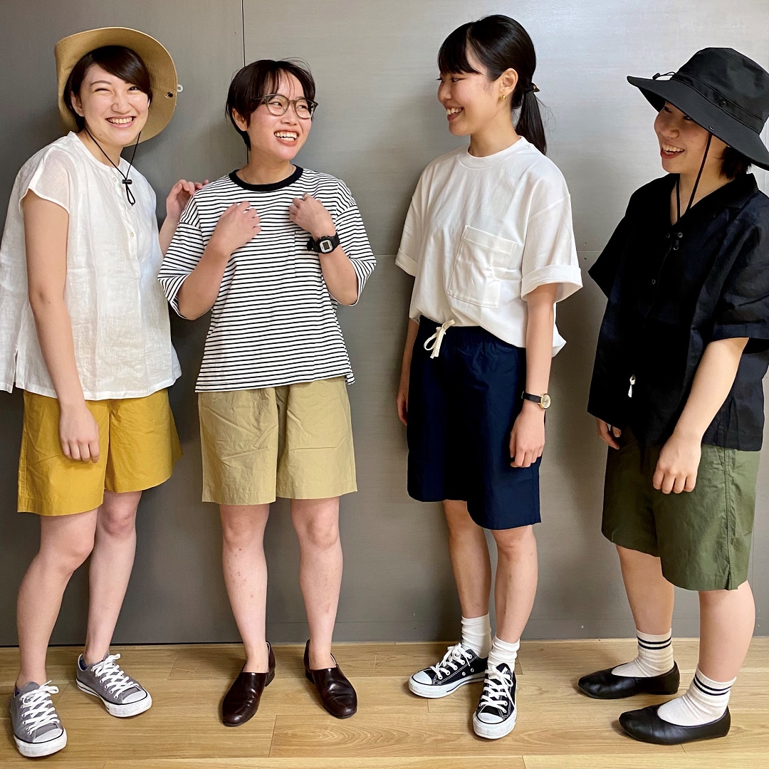 四人並んだ写真