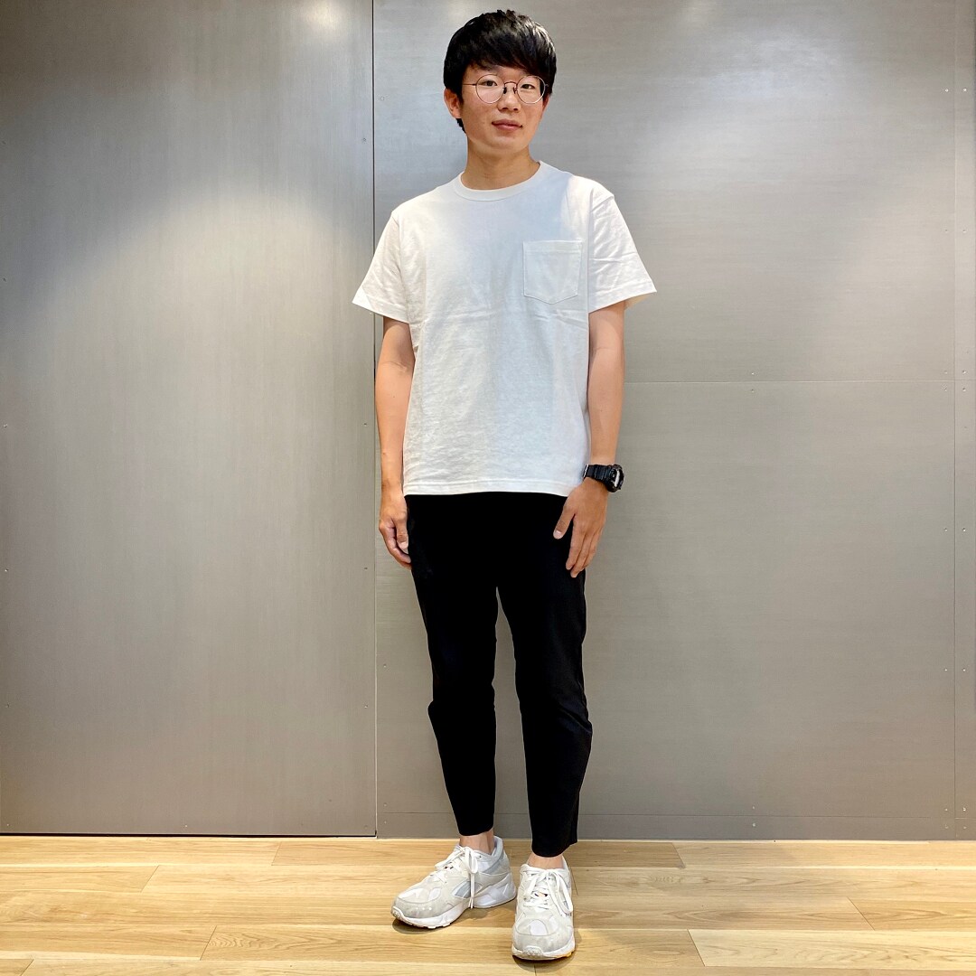 ガゼット付きを着たスタッフ