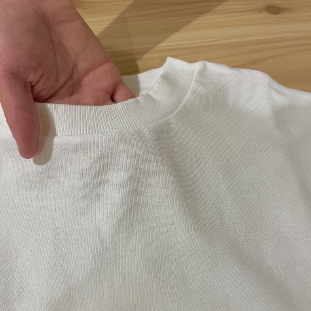 手を通して透けない生地を表す写真