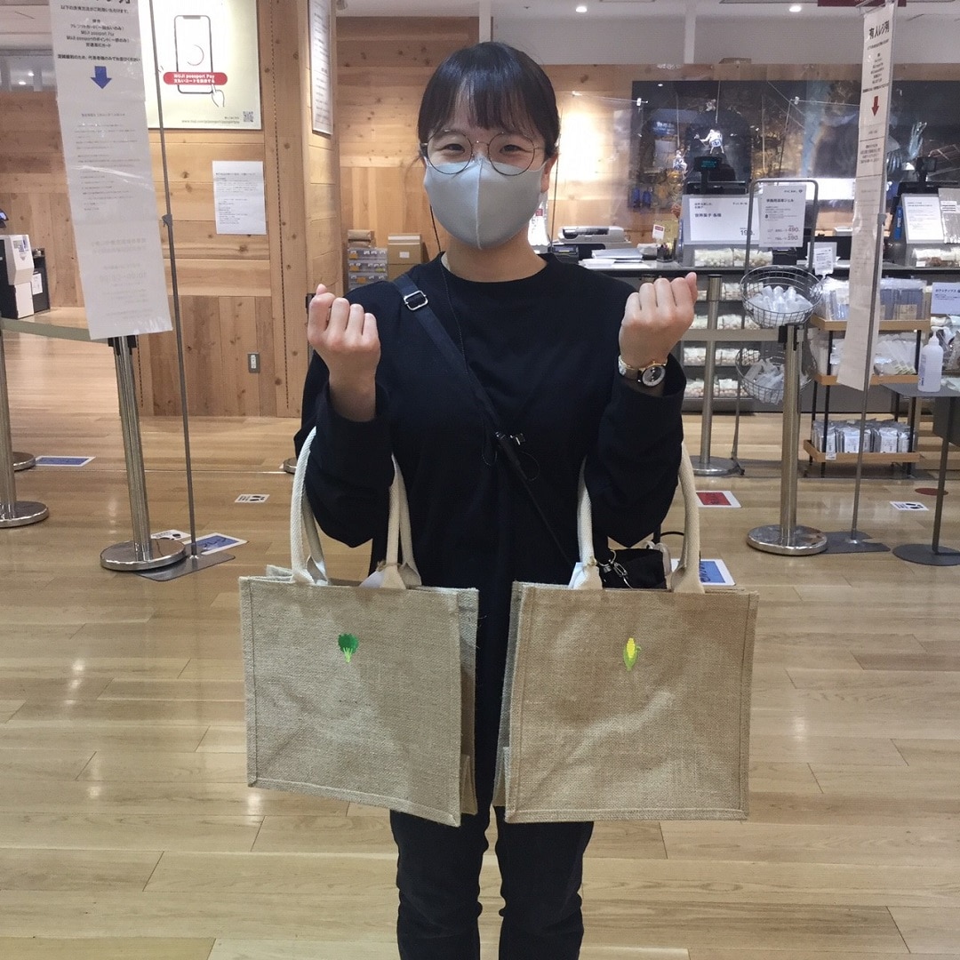 ジュートマイバッグを持ったスタッフ