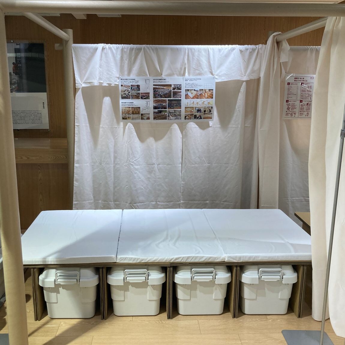 ダンボールベッド（マットレスあり）写真