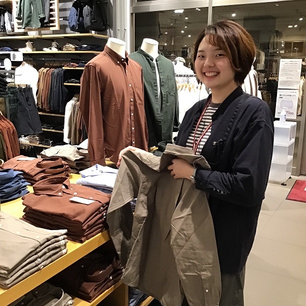 売場に立つスタッフの写真