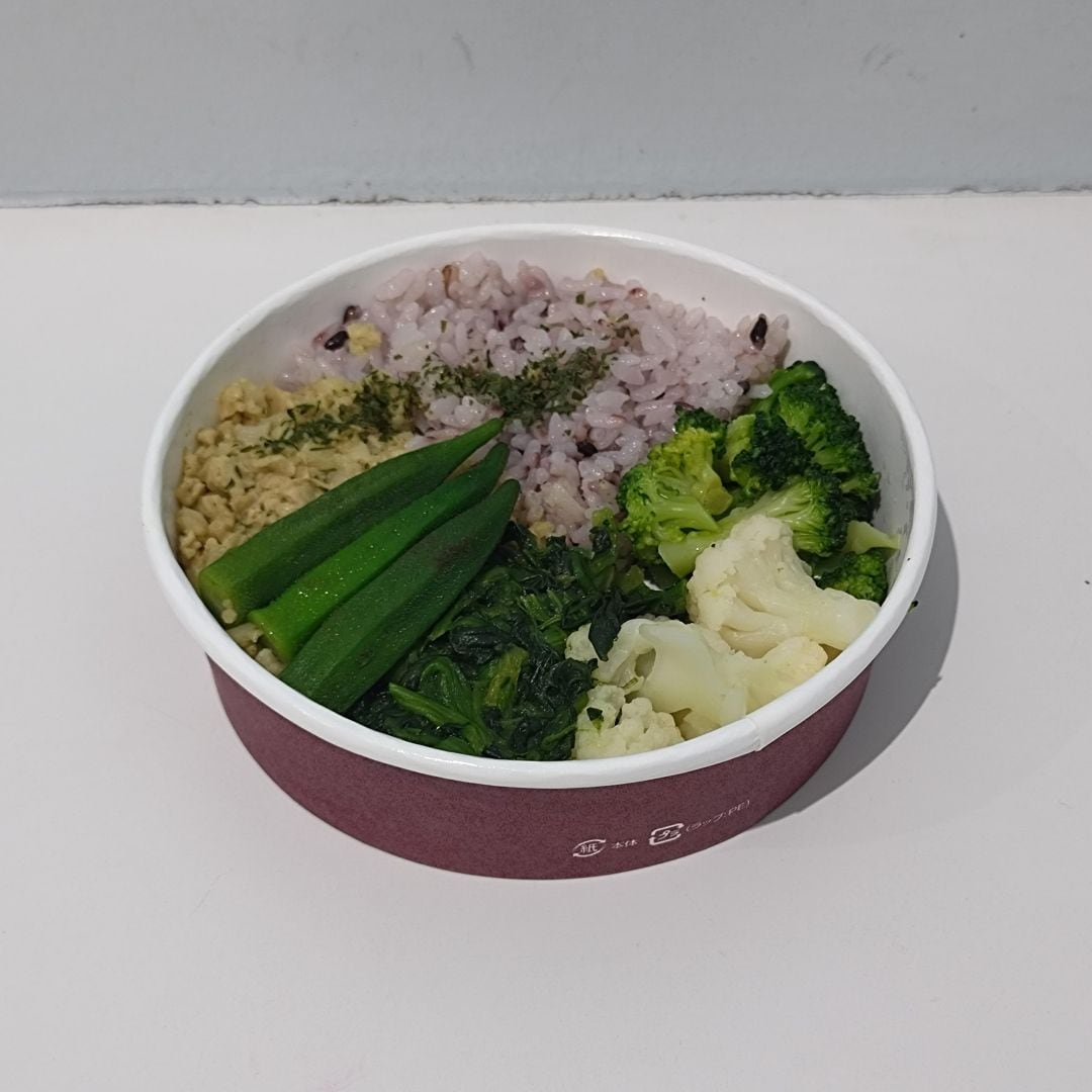 『１／３日分の野菜を使った雑穀ごはん　スパイシーグリーンサラダ』