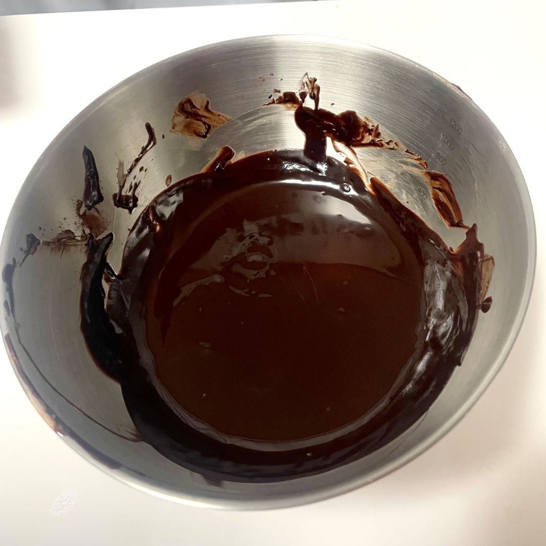 チョコレート、ココアパウダー、バターを入れ約60℃のお湯で湯せんにかけて溶かします