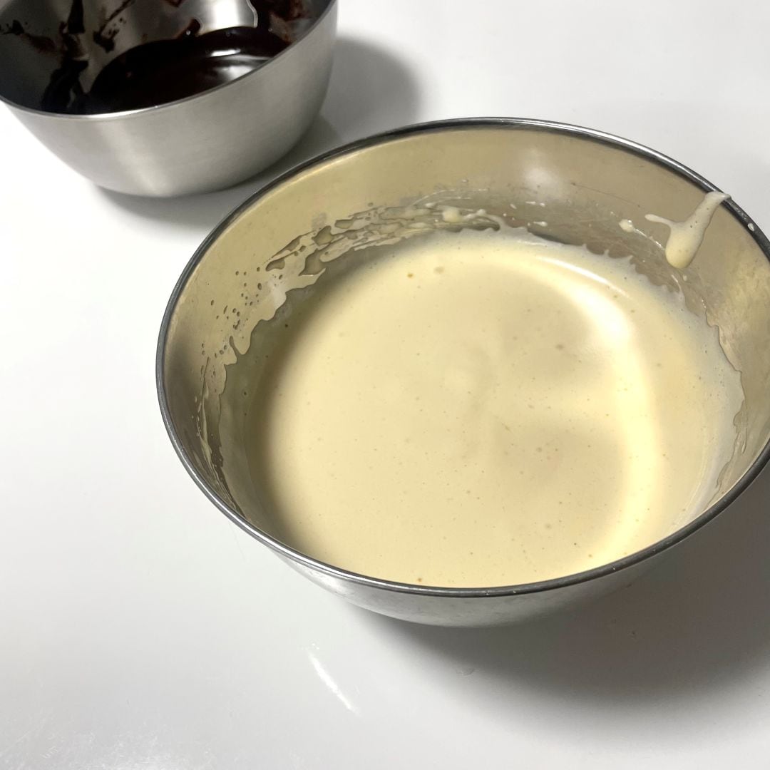 卵を電動ハンドミキサーで泡立てます。