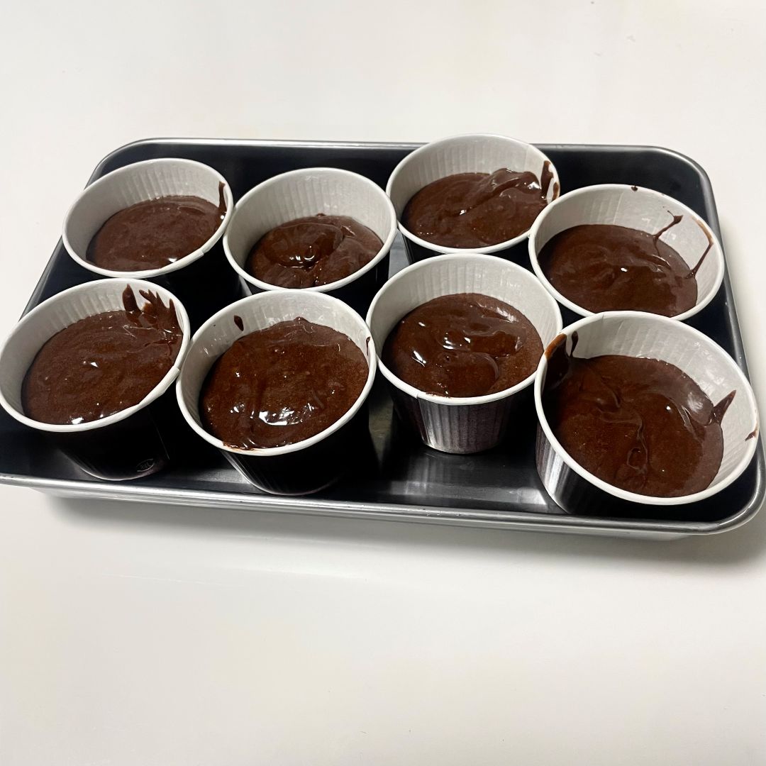 スプーンで焼き型に均等に分け入れ、冷やします