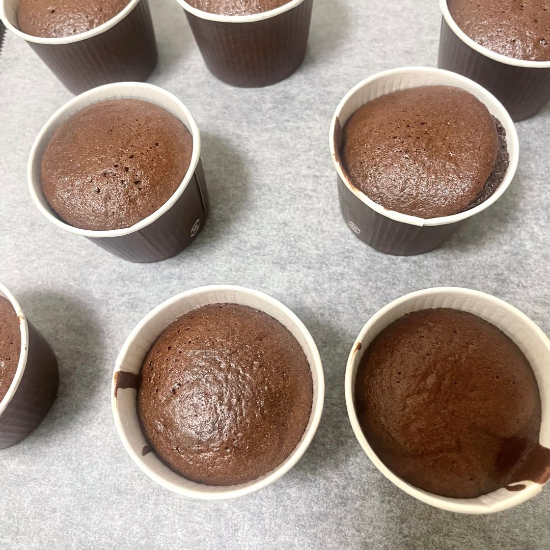 冷えた④を天板に間をあけて並べ、180℃のオーブンで8分焼きます。