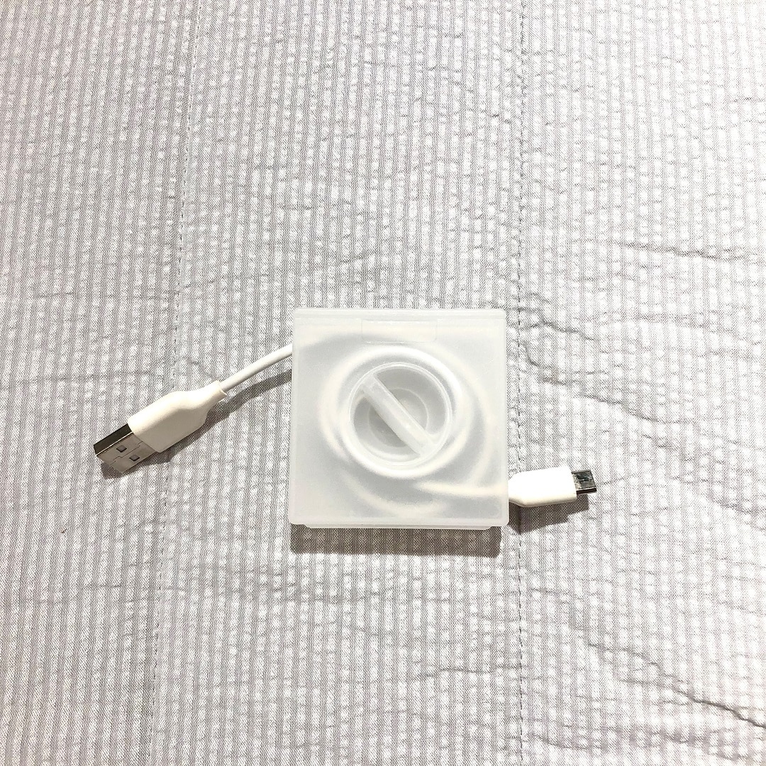 ケーブルを収納している様子