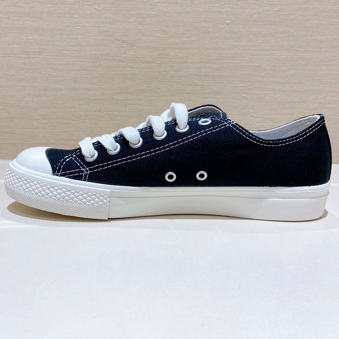 スニーカー横から
