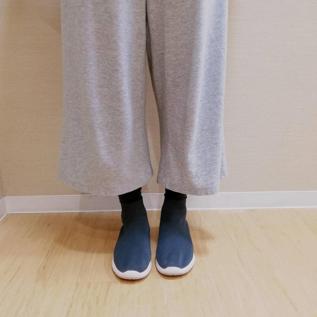 ズボンと合わせたスニーカーの写真