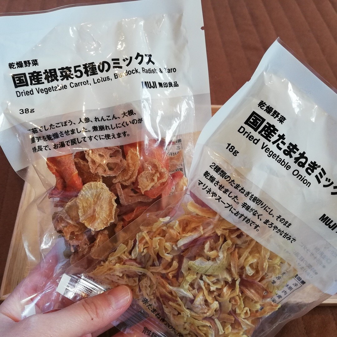 手で持った乾燥野菜