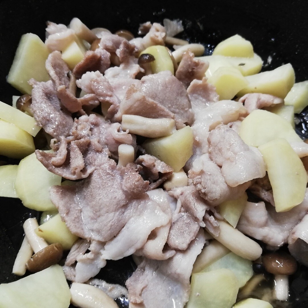 肉と野菜を炒めている所