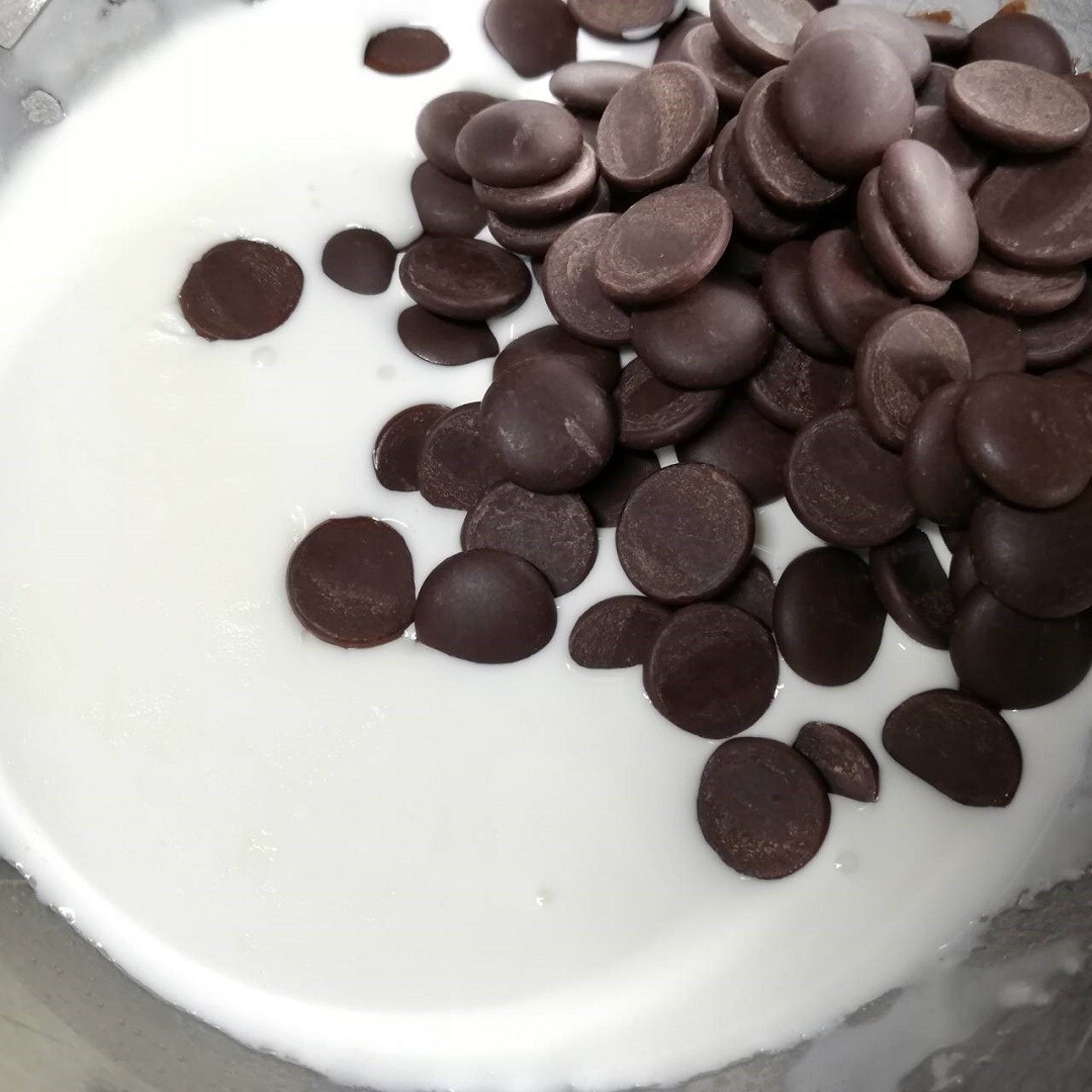 チョコレートを溶かす