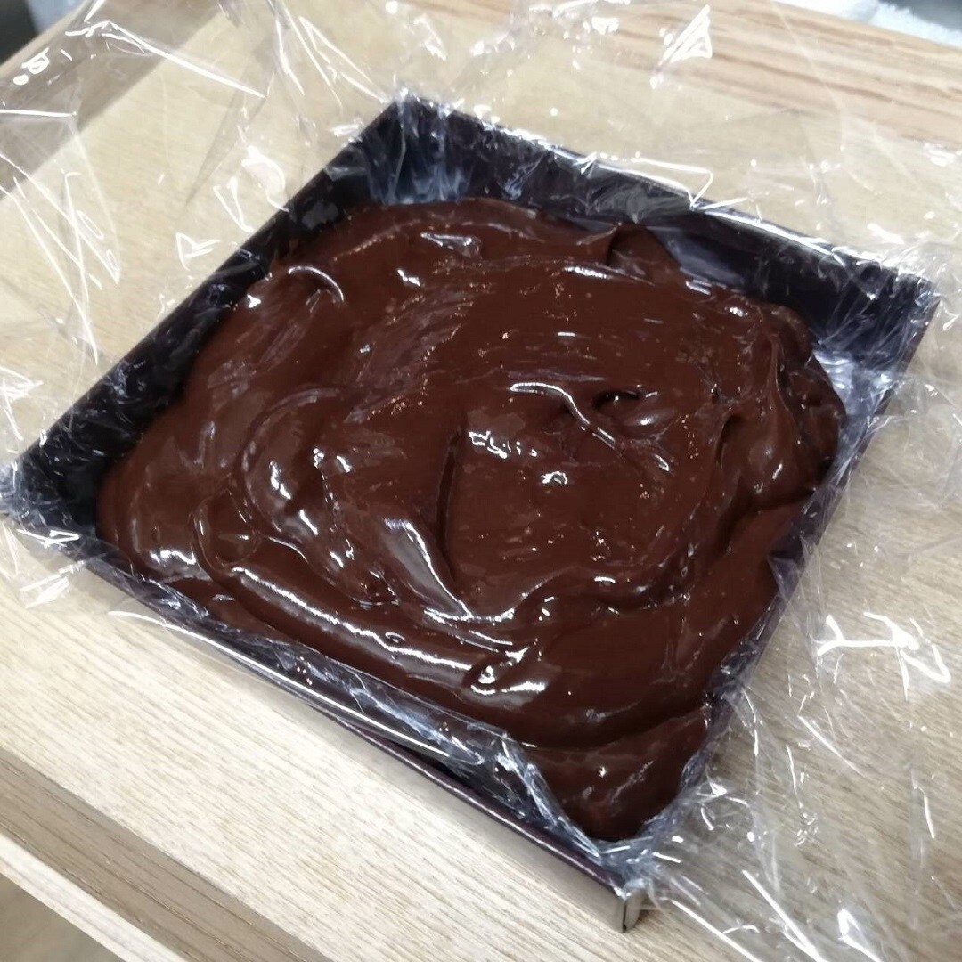 溶けたチョコレートを箱に入れた所