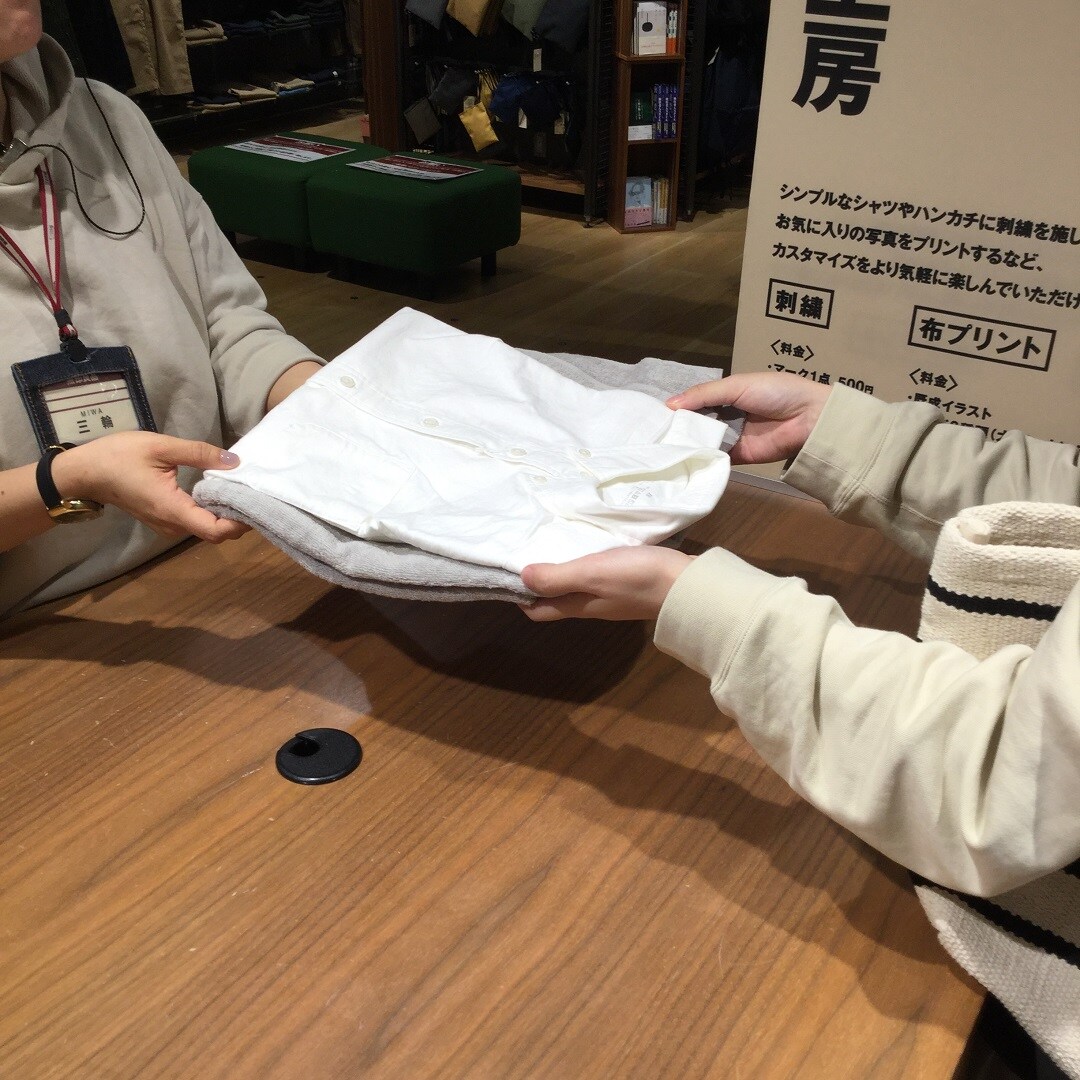 洋服をお持ちいただいている写真