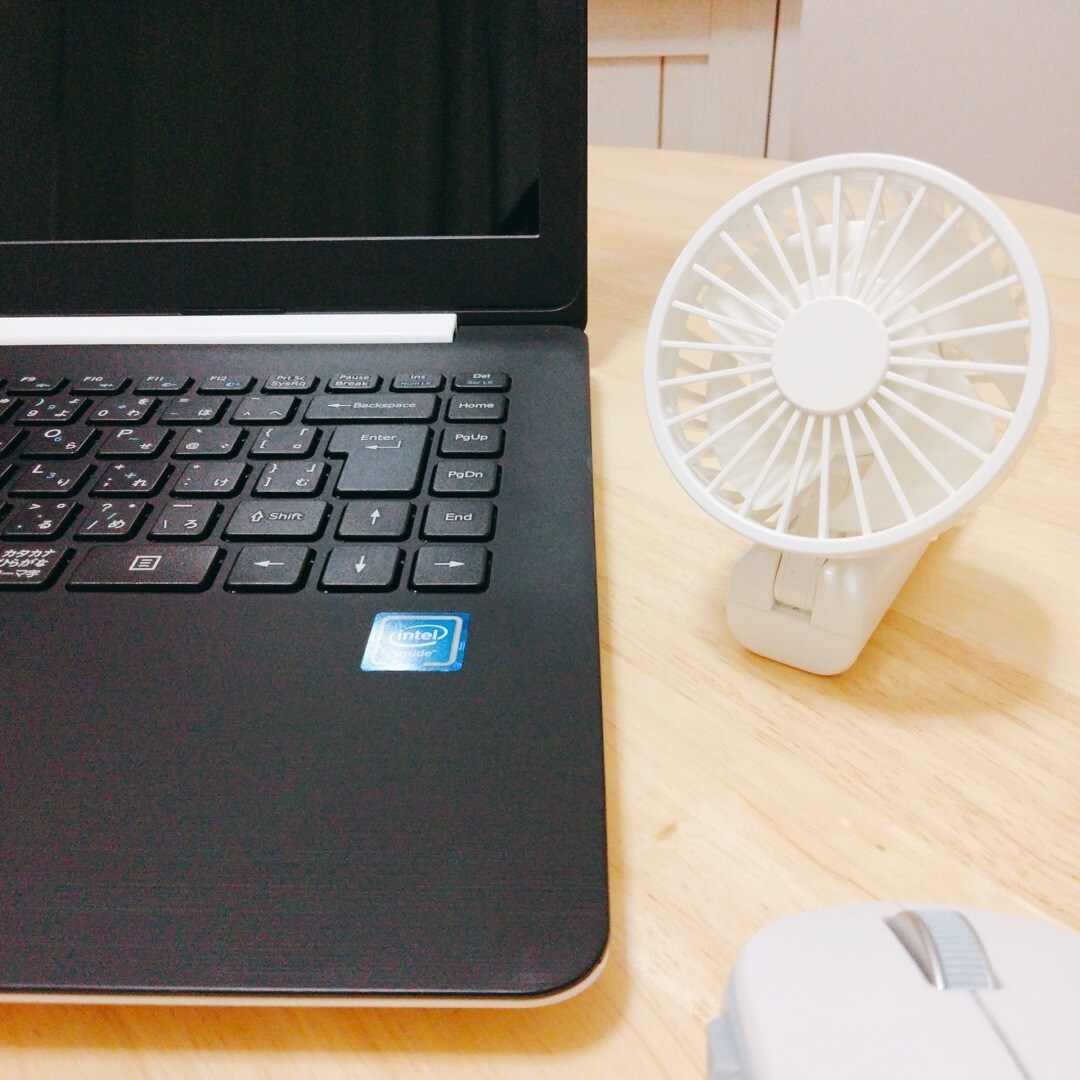デスクの上にパソコンハンディファン