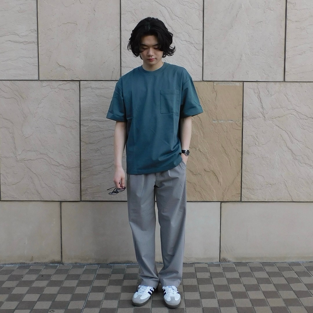 商品を着用して立っている男性