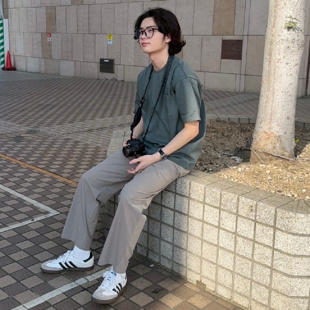 商品を着用して座っている男性