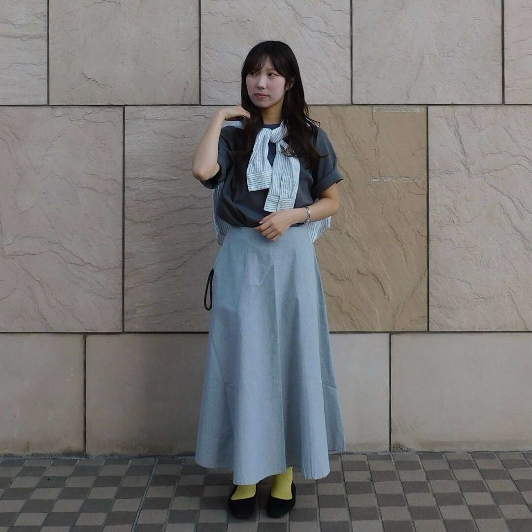 商品を着用して立っている女性