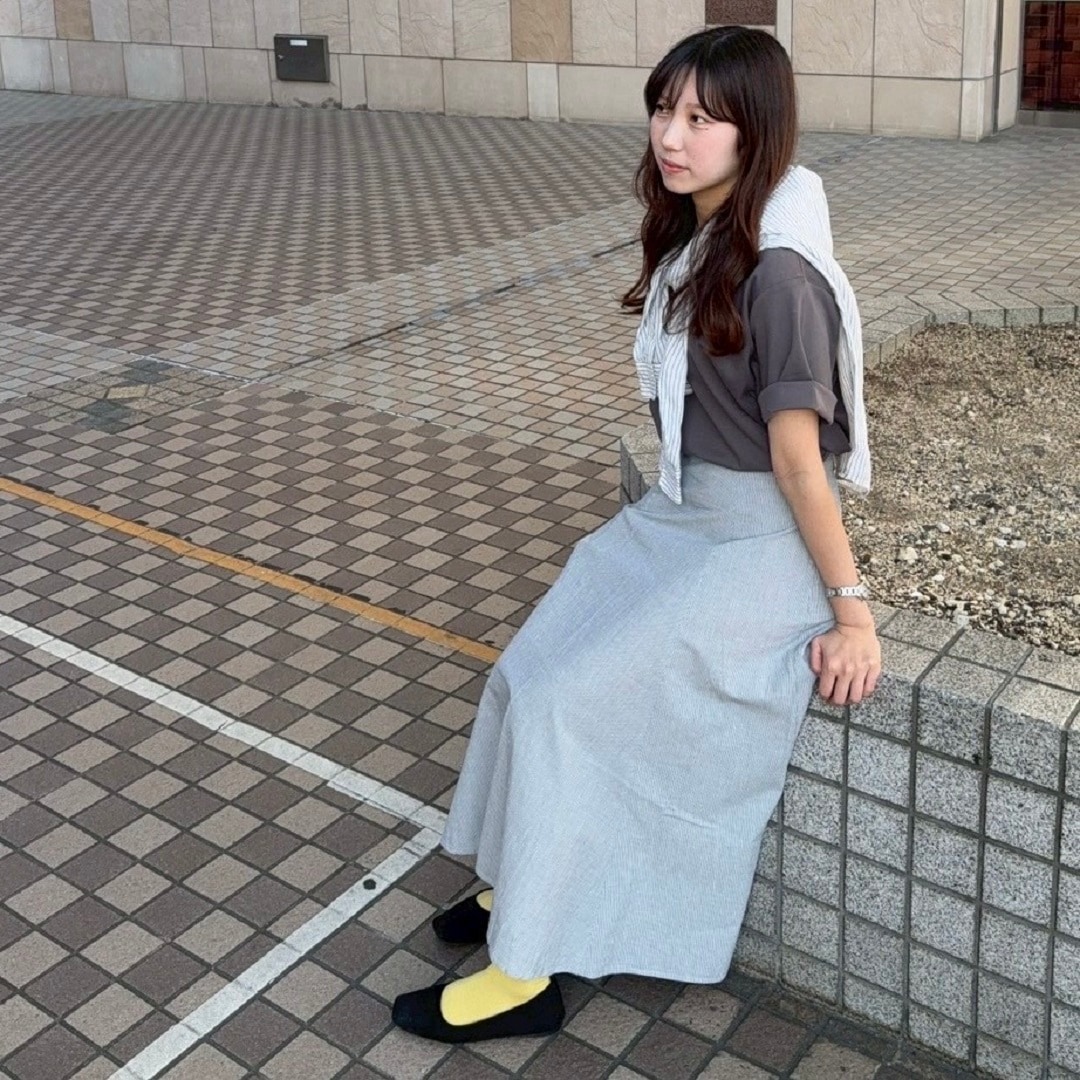 商品を着用して立っている女性