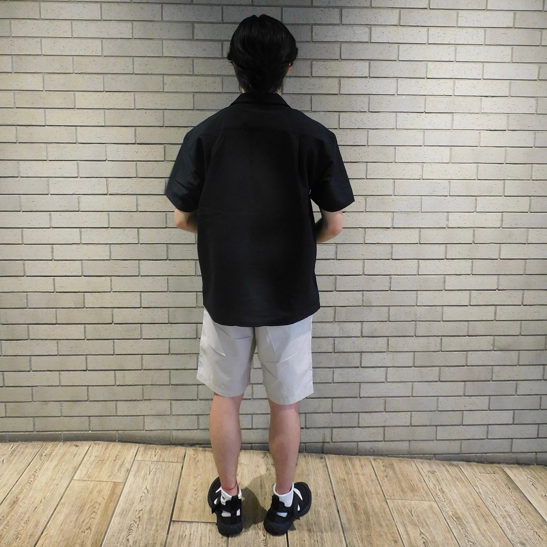 商品を着用して立っている男性　後ろ姿