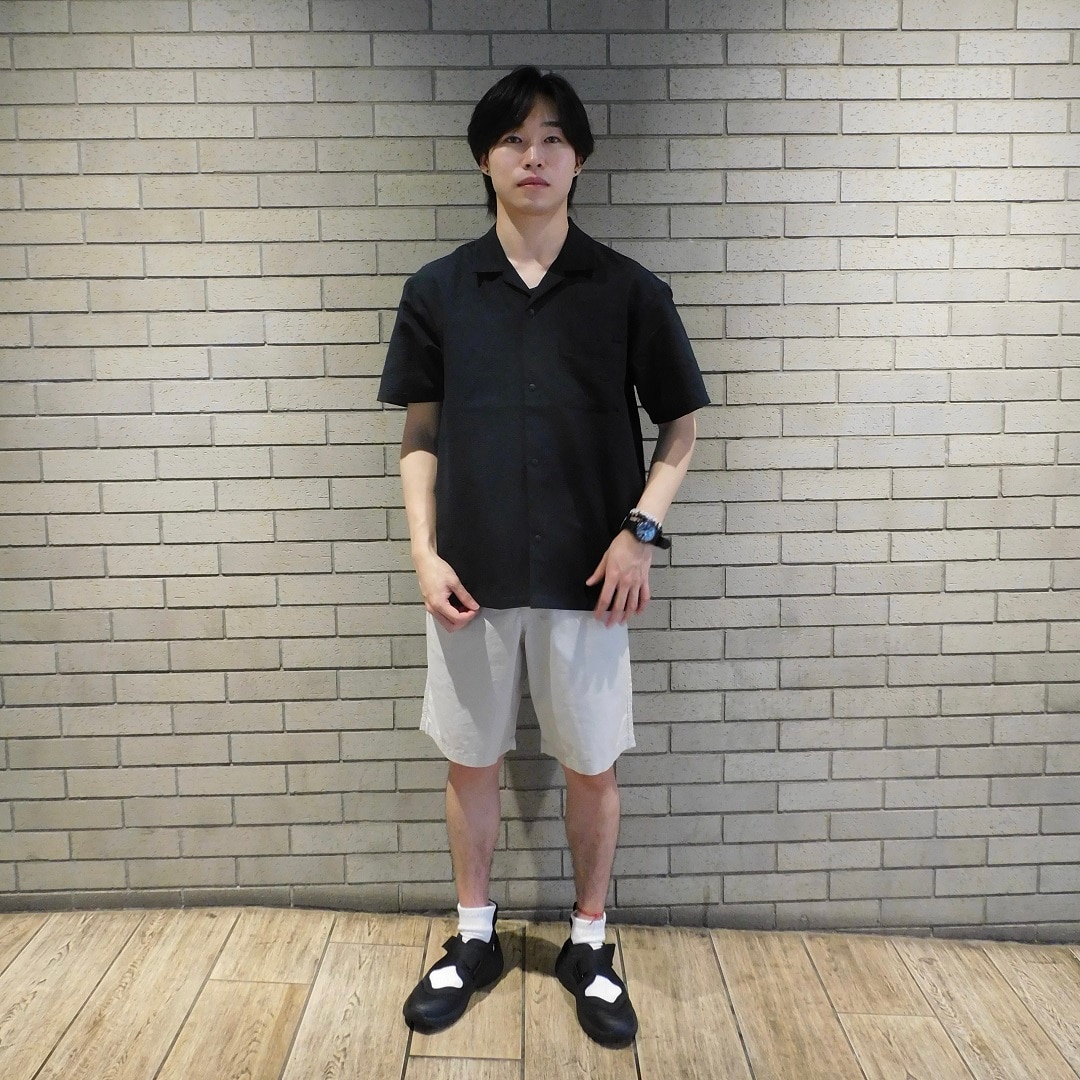 商品を着用して立っている男性