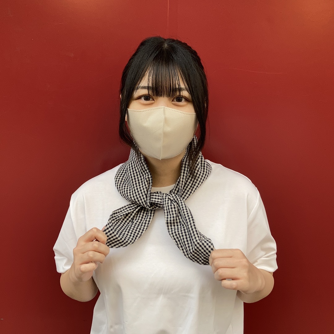スカーフを首に巻いている女性スタッフ